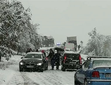 Προβλήματα από την κακοκαιρία σε πολλές περιοχές - Πού χρειάζονται αντιολισθητικές αλυσίδες